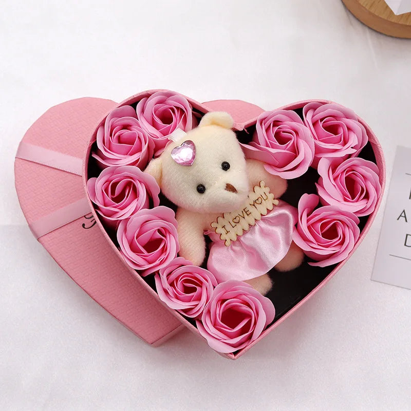 Boîte cadeau cœur avec ours en peluche et roses artificielles