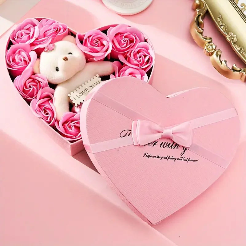 Boîte cadeau cœur avec ours en peluche et roses artificielles