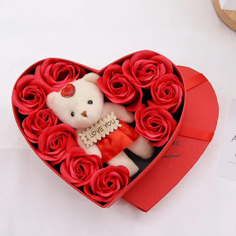 Boîte cadeau cœur avec ours en peluche et roses artificielles