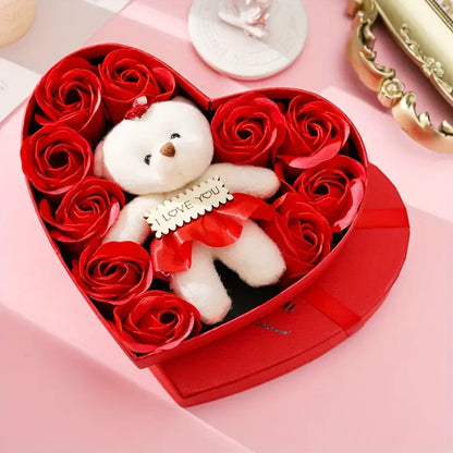 Boîte cadeau cœur avec ours en peluche et roses artificielles